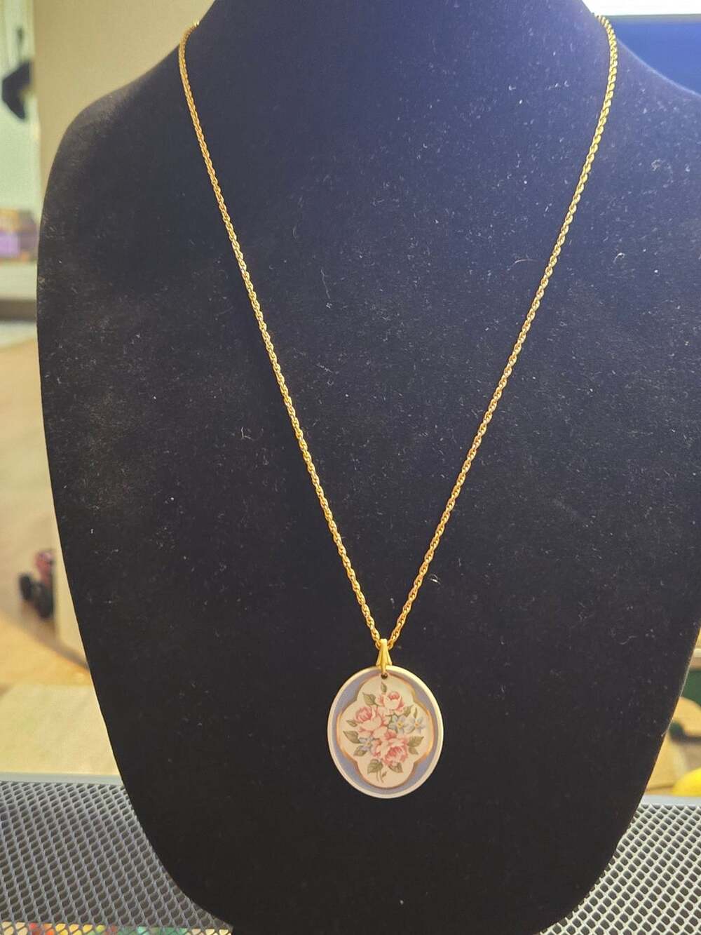 Floral Pendant Necklace Gold Tone